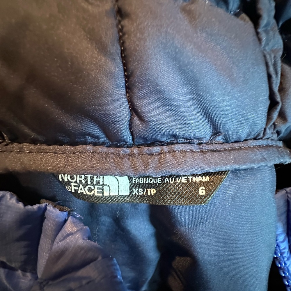The North Face Blue and Black Hooded Kids Puffer Jacket - Picture 3 of 3